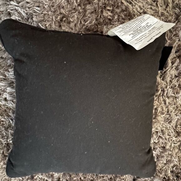 🖤 Spooky-Chic Skull Pillow – Well Dressed Home IMC – Halloween Decor 🖤 NEW - Picture 3 of 4